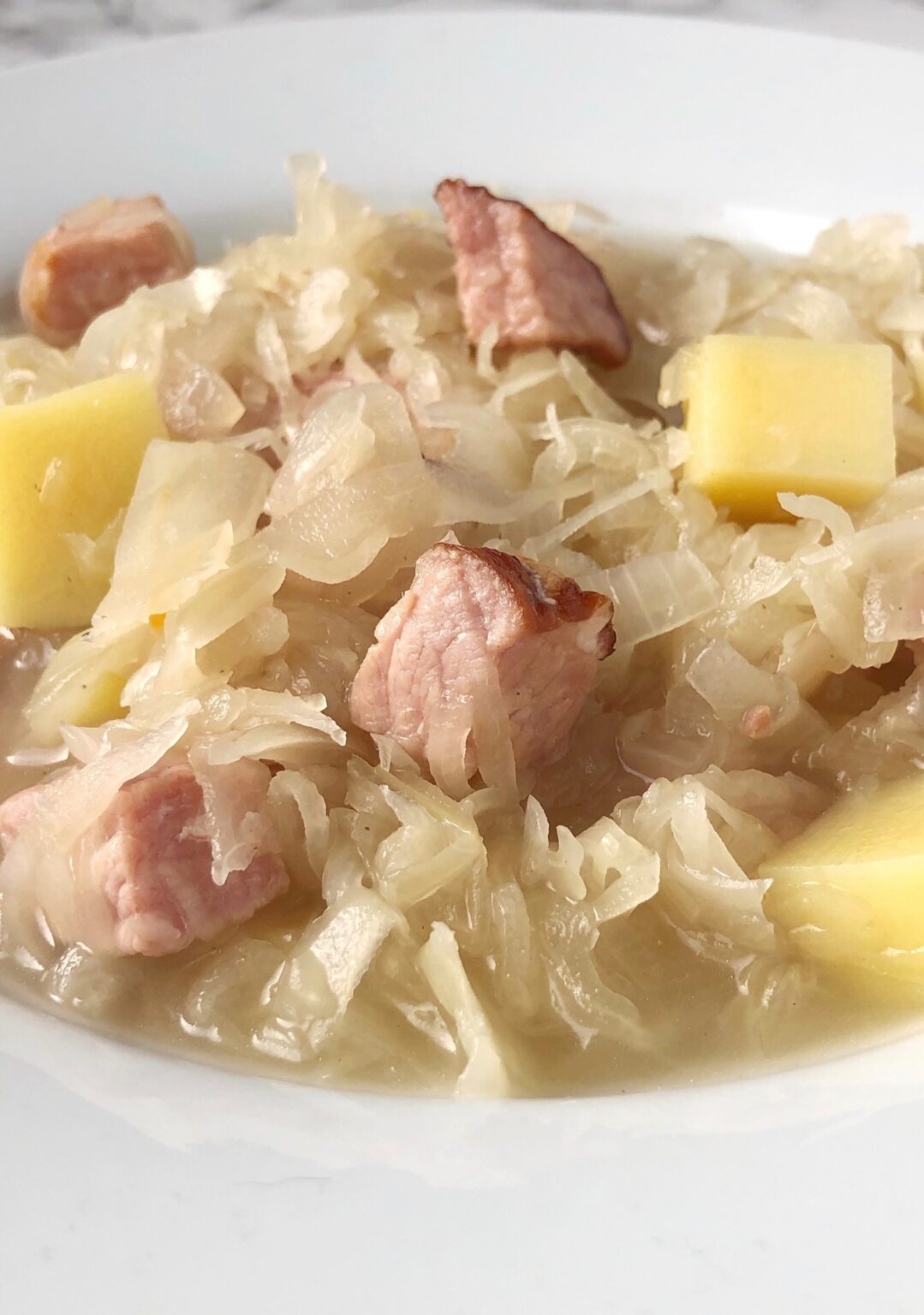 Herzhafte Sauerkrautsuppe mit Kassler und Kartoffeln - Genau Greta